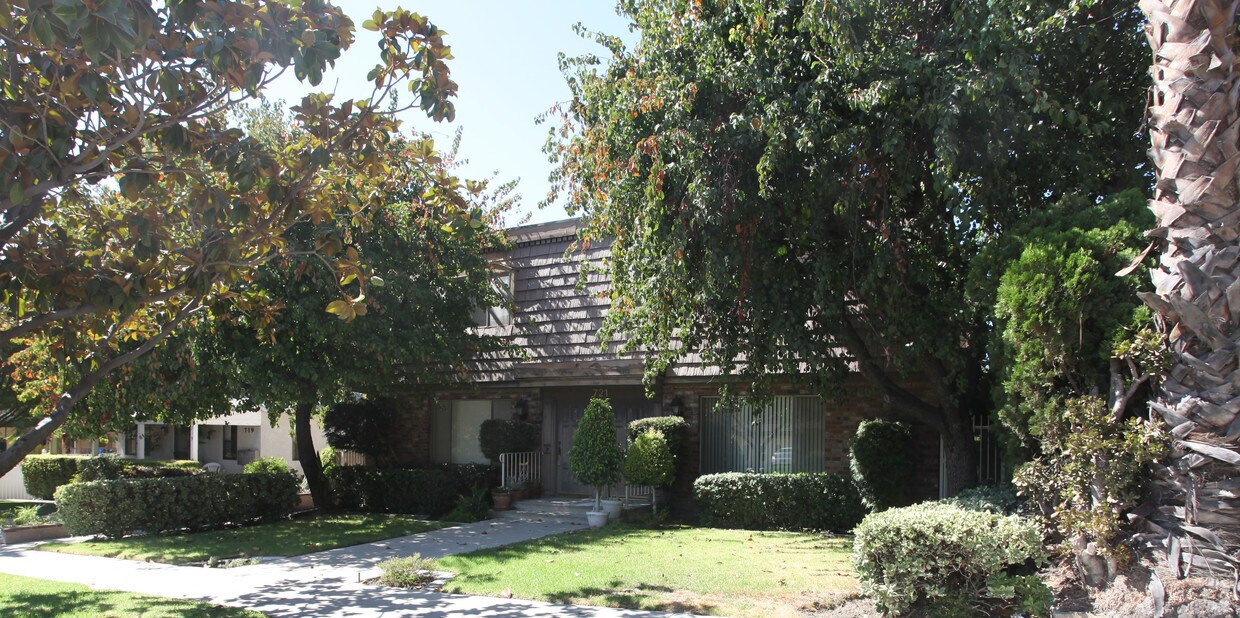 Primary Photo - 721 E Magnolia Blvd