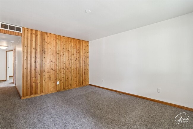 Building Photo - 3 bedroom ranch $1250 - Lease Special