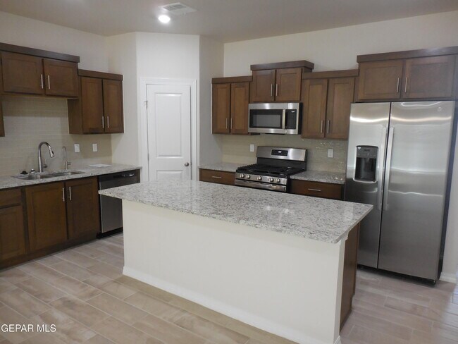 Building Photo - 561 Oakmont