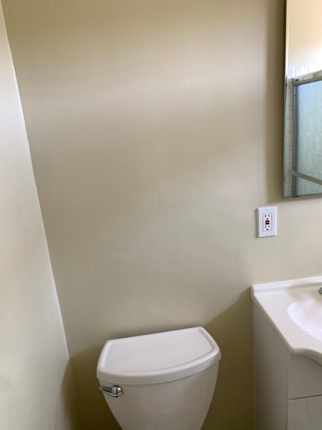 Building Photo - 639 N Heliotrope Dr