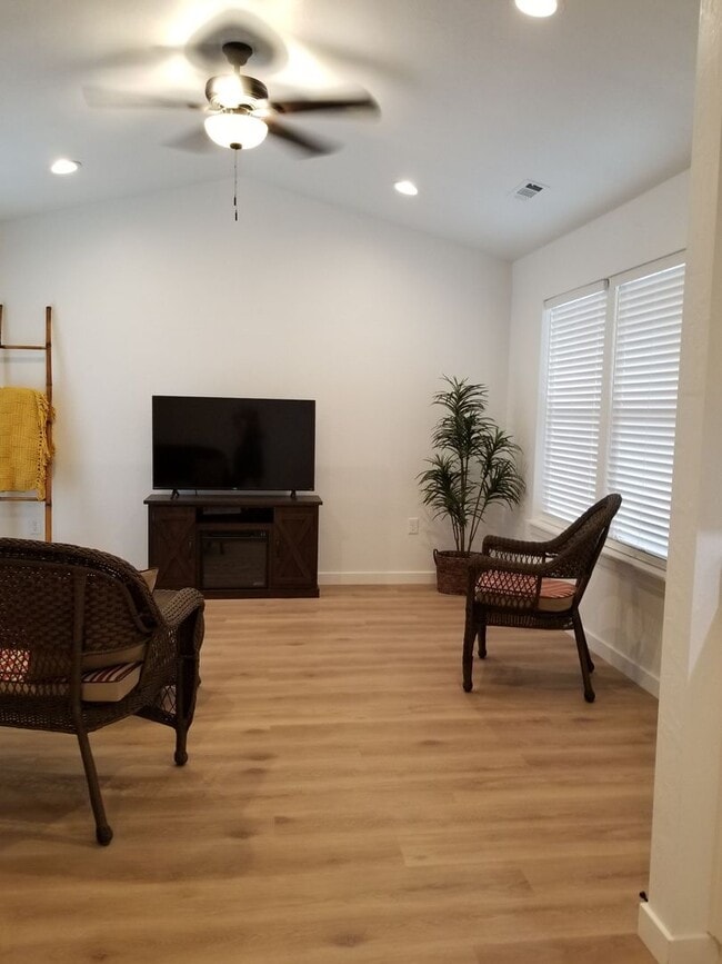 Building Photo - Newer Two bedroom/Two bath Duplex | Available Late July