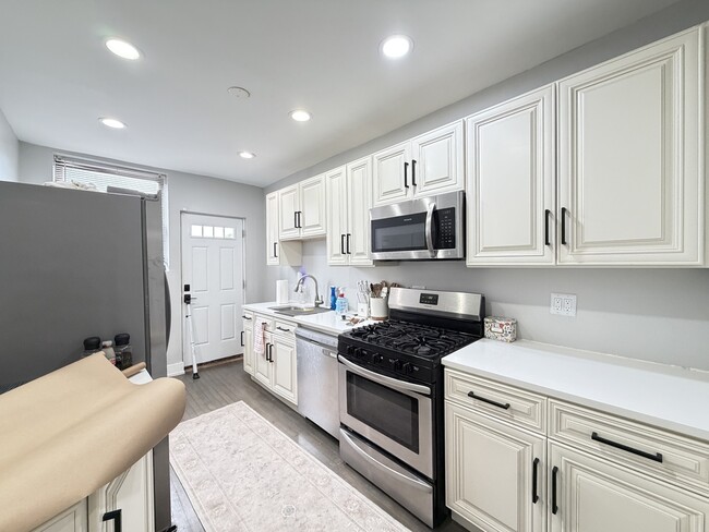 Building Photo - 3245 N Damen Ave