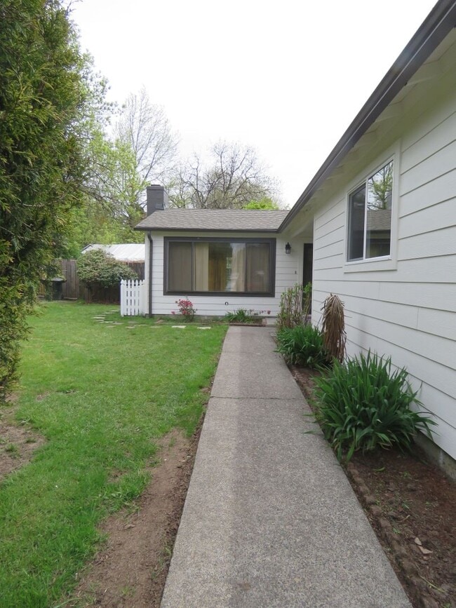 Photo - Remodeled Ranch 3 Bedroom 2 Bath with Larg... House