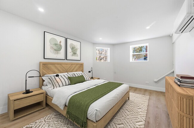 Building Photo - Catalpa 2507 W