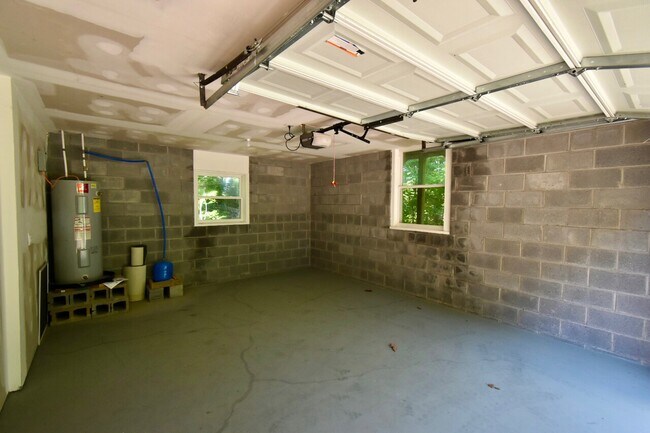 Building Photo - Cooper 948