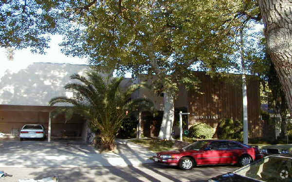 Building Photo - 4824 Satsuma Ave. Apartments