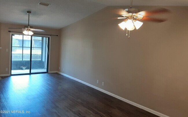 Foto del edificio - 7701 Baymeadows Cir W