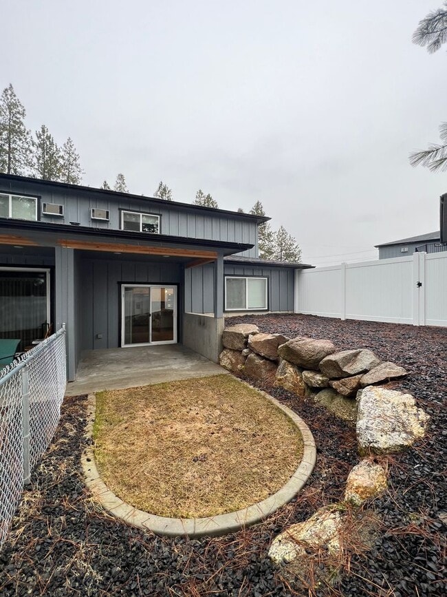 Building Photo - 1306/1308 E Farwell