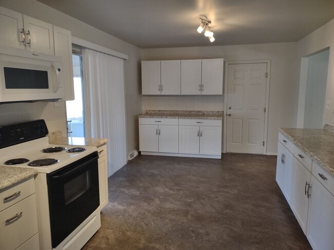 Building Photo - ALL PROSPECTIVE TENANTS MUST SUBMIT A $58 ...