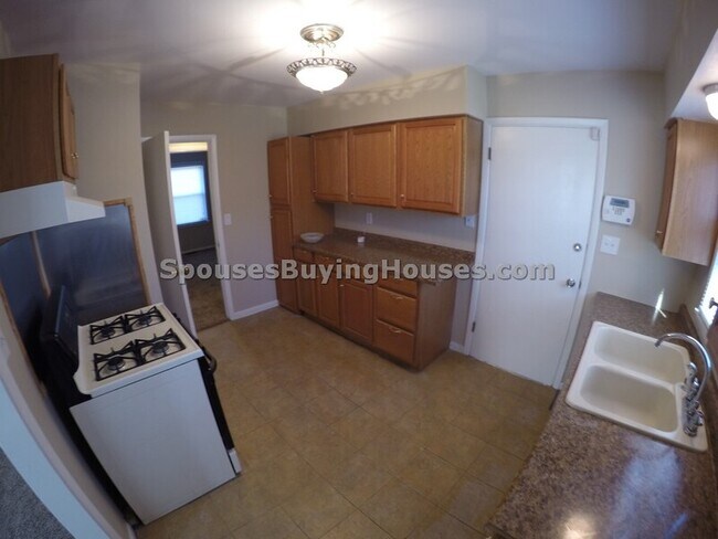 Building Photo - 5854 Sylvan Dr