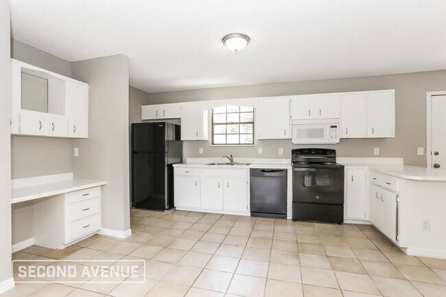 Foto del edificio - 8027 Sable Woods Dr N