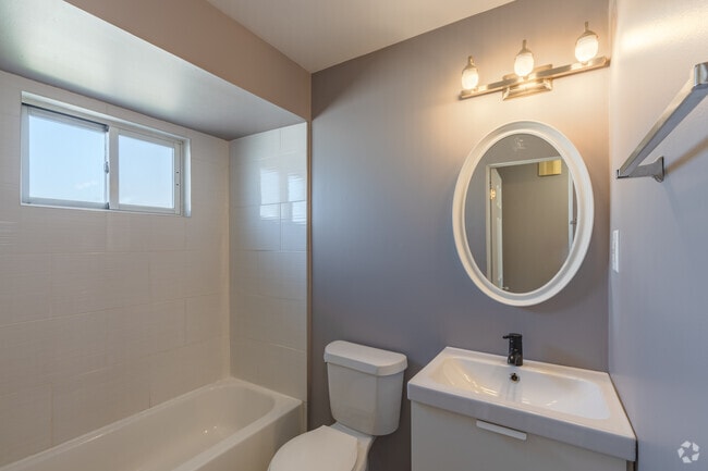 2BR, 1BA - 840SF - Bathroom - Philamer