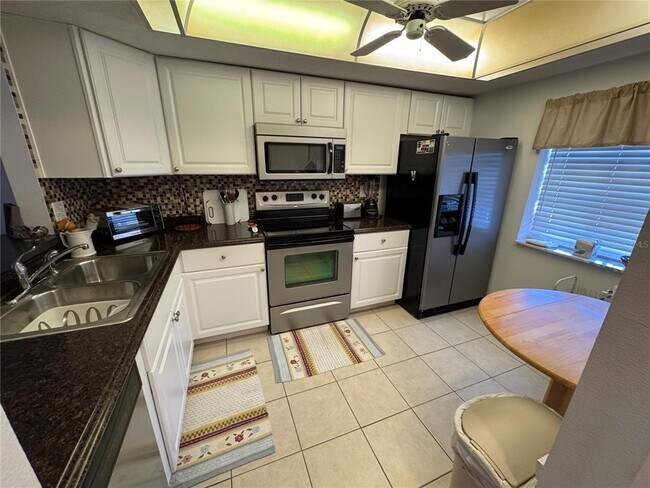 Foto del edificio - 365 3 Lakes Ln