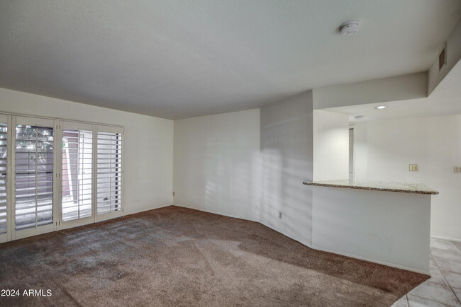 Building Photo - 4303 E Cactus Rd