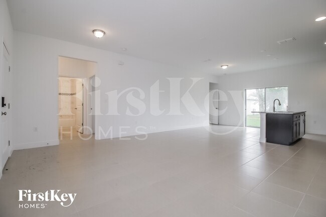 Building Photo - 653 Parakeet Ct