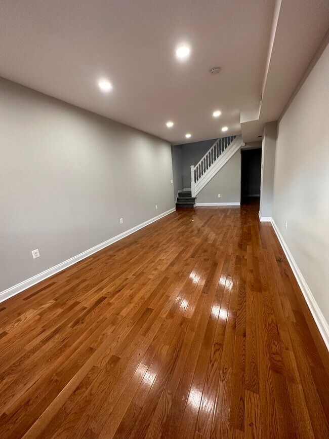 Building Photo - Recently Remodeled Large 2 Bedroom