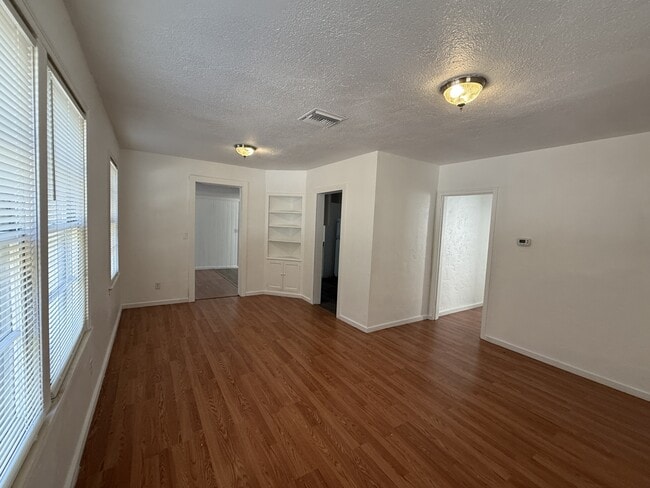 Building Photo - 656 NE Lake Dr