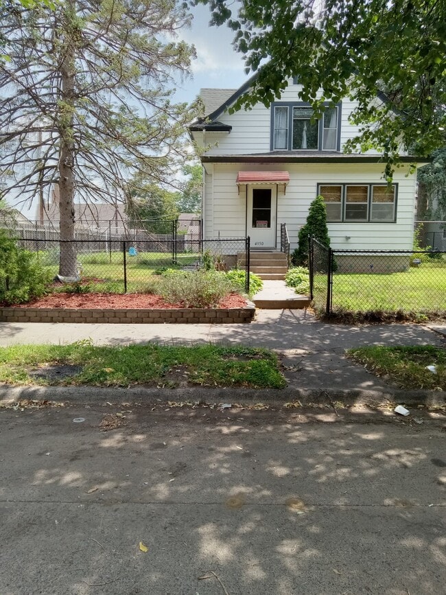 La fachada de la casa está completamente vallada. - 4350 Girard Ave N