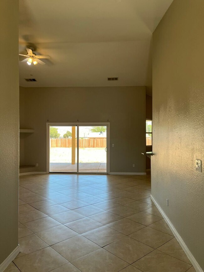 Foto del edificio - 4 bedrooms 2 bathroom home in Apple Valley!