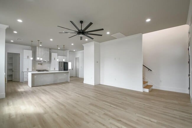 Living 2 - 2416 Prentiss Ave
