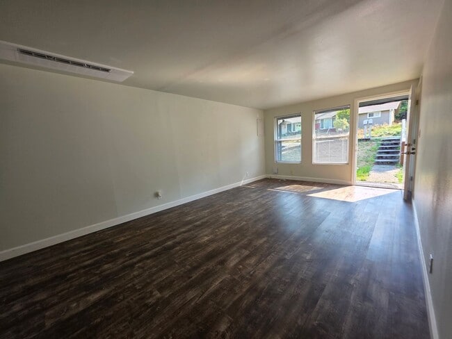 Building Photo - Remodeled Bremerton Duplex with fully fenc...