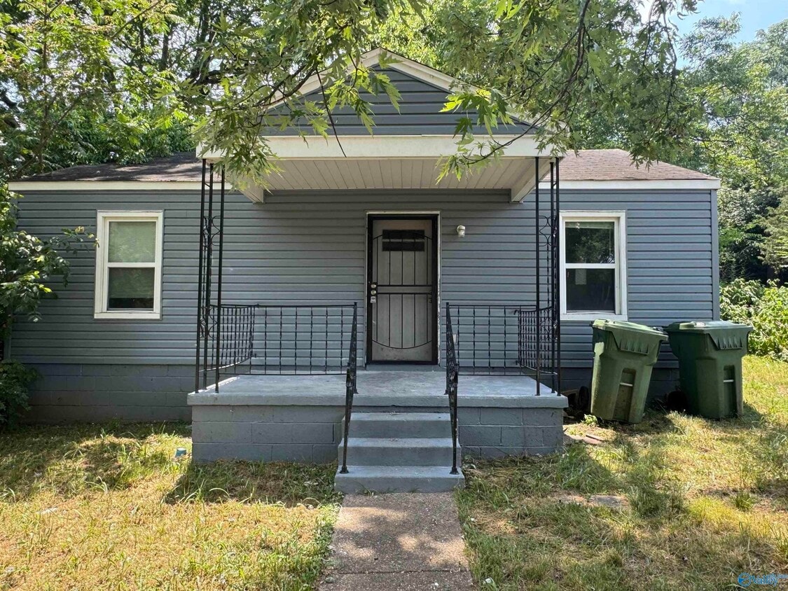 Primary Photo - 905 Fairway Dr NW