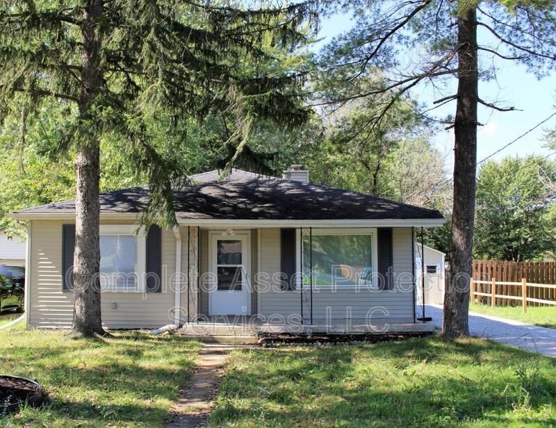 Primary Photo - 3238 N Lake Park Ave