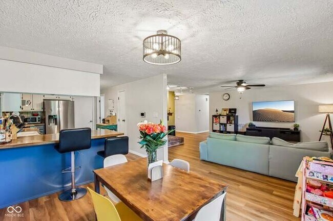 Foto del edificio - 8047 Pebble Creek Ct