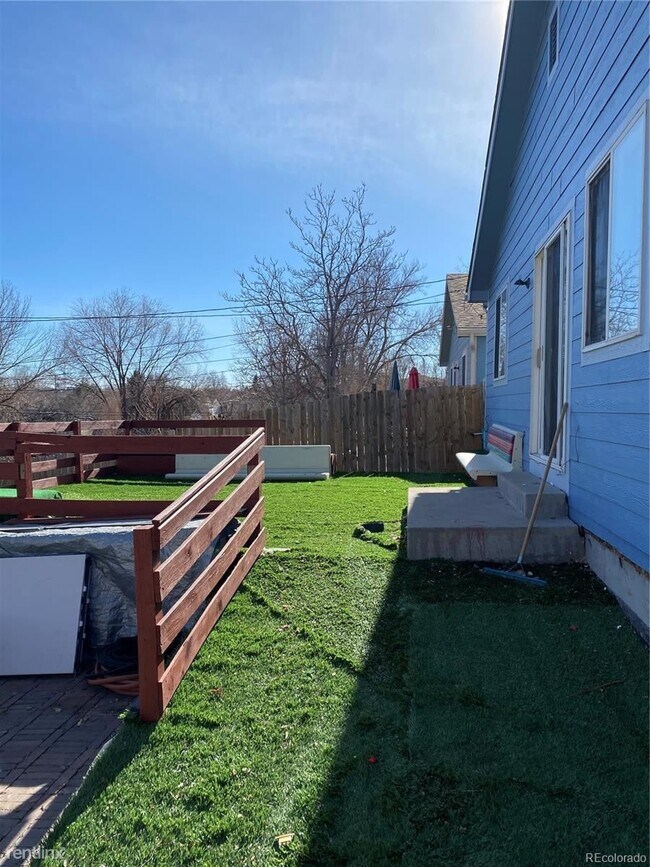 Building Photo - 4 br, 2 bath House - 420 S Sheridan Boulevard