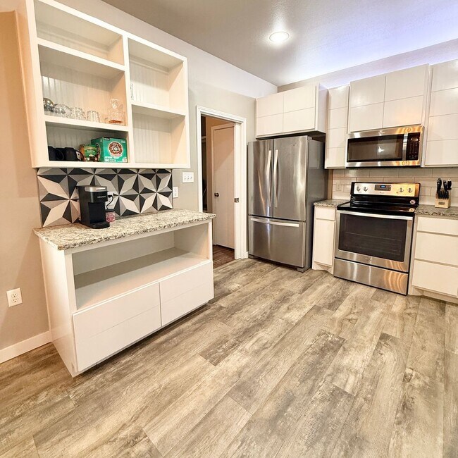 Foto del edificio - AVAILABLE 2 WEEKS FROM APPROVAL - Custom H...