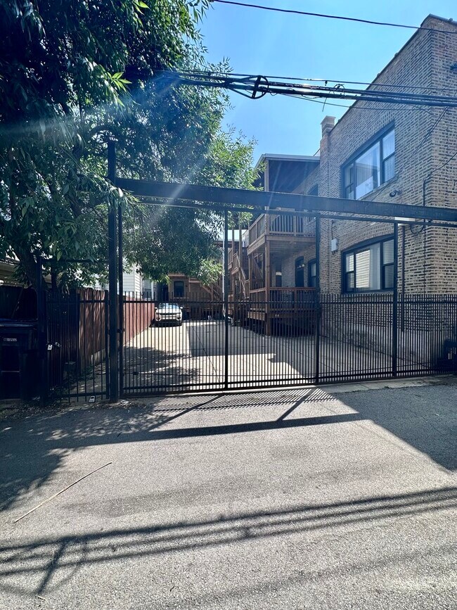Foto del edificio - 3056 W Addison St