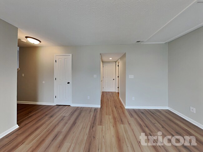 Building Photo - 10229 Park Valley Dr