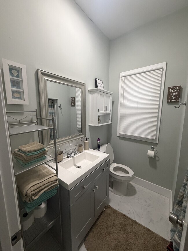 Building Photo - 829 E 27th St