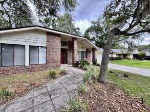 Building Photo - 721 Endeavour Dr S