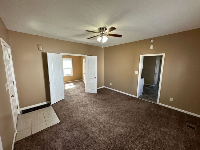 Building Photo - Cozy 1-Bedroom 1 1/2 bathroom Home