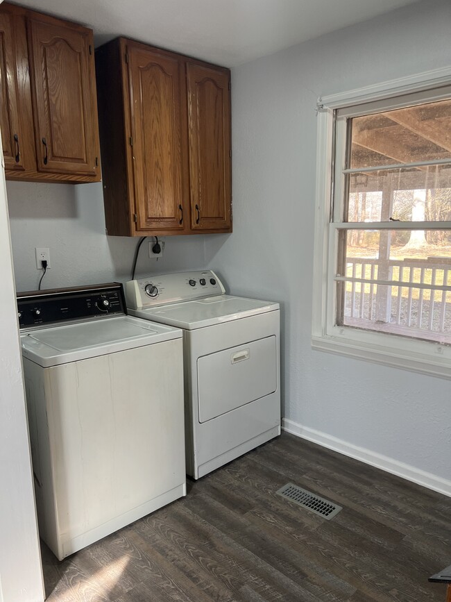 Building Photo - 210 Woodlawn Dr