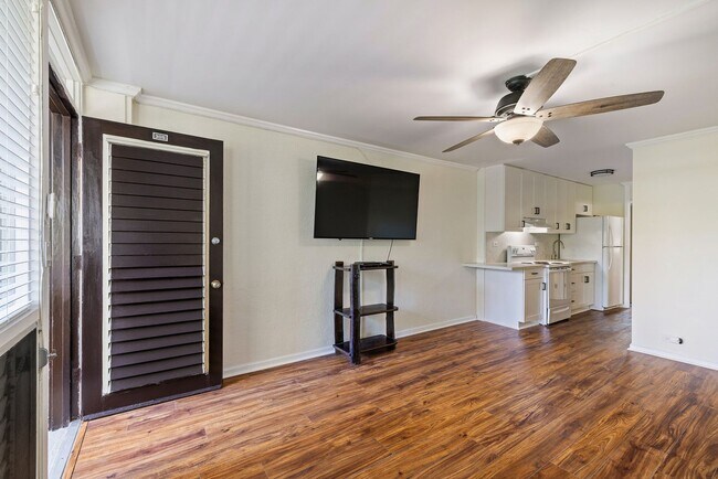 Building Photo - Remodeled 1 bed/ 1 bath- **ALL Utilities I...