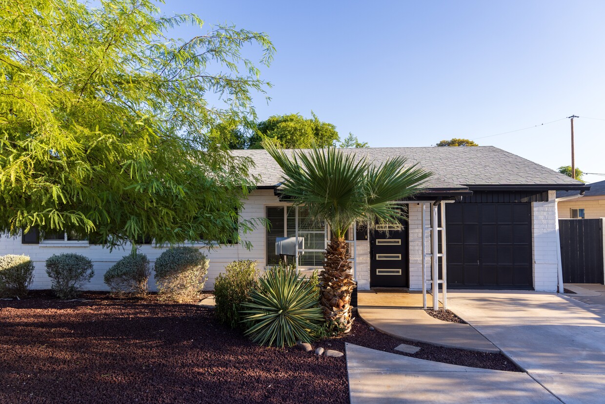 Exterior - 1359 E Whitton Ave
