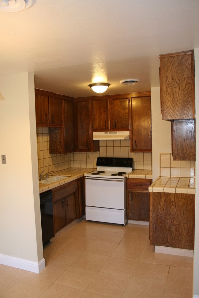 Building Photo - 7612 N Laurelglen Blvd