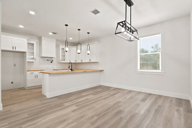 Building Photo - 2138 W Nassau St