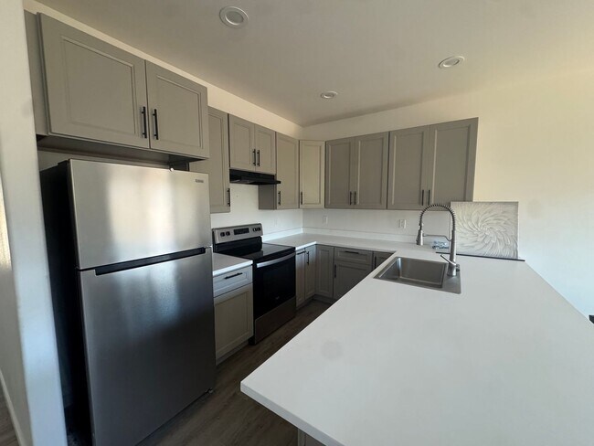 Building Photo - Modern 3 bedroom townhouse
