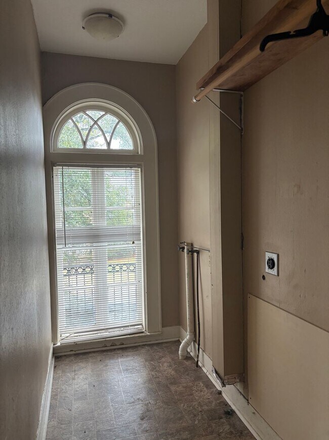 Building Photo - Beautiful South Highlands Duplex