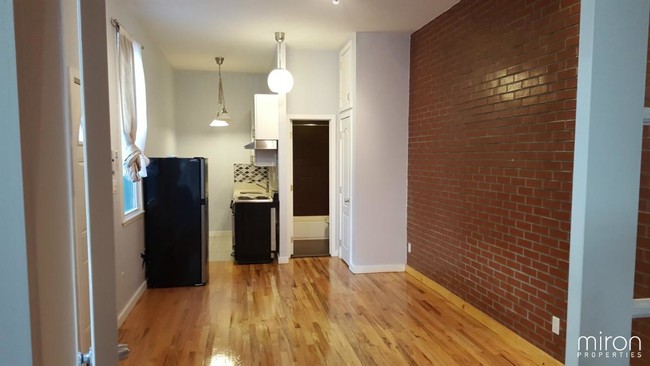 Building Photo - 553 Grand St