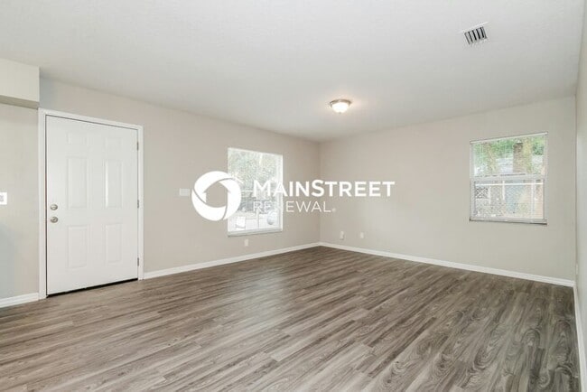 Building Photo - 4 Bedroom Pet-Friendly Home in Tampa, FL with Main Street Renewal
