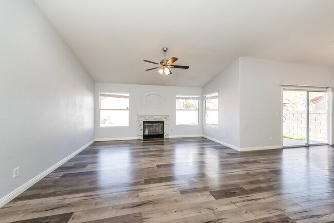 Foto del edificio - 704 Colonnade Row Dr