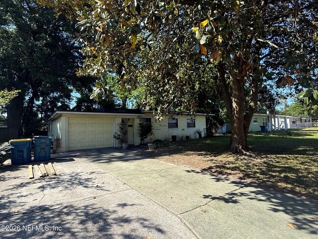 Building Photo - 7118 Pellias Rd