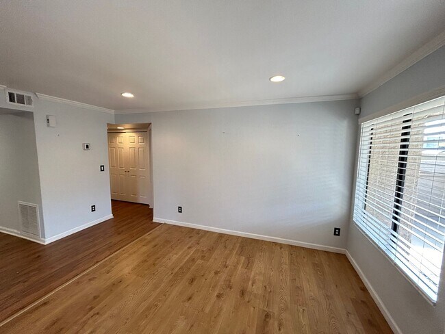 Building Photo - Beautifully Remodeled 2 bed Property!