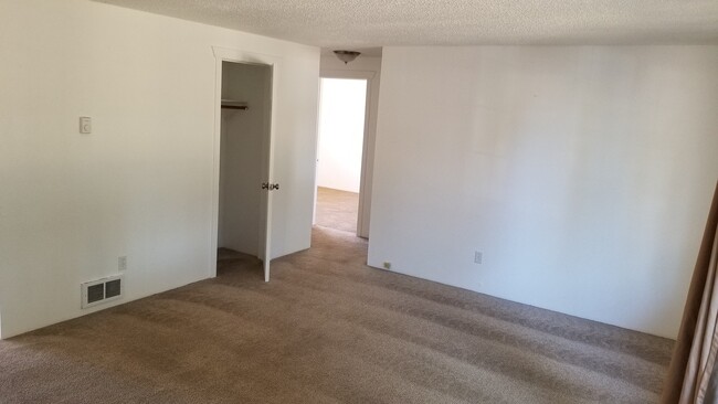 Building Photo - Cozy 2 Bed, 1 Bath duplex with large yard - Won't Last Long!