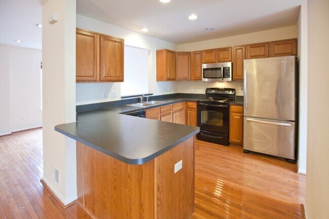 Building Photo - 807 Pallister