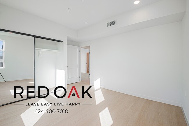 Building Photo - 856 S Gramercy Dr
